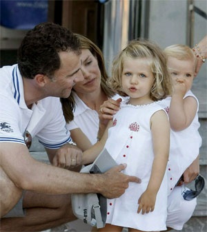 Letizia lleva a sus hijas al Club Natico de Mallorca