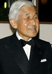 Akihito sufre un percance estomacal