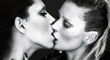Kate Moss besa a un transexual para la revista 'Love Magazine'