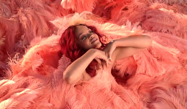 Rihanna entre plumas 'aromáticas'
