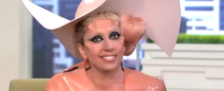 Gaga, contra el Sida vestida de condón