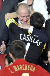 Iker Casillas le pide un autógrafo al Rey