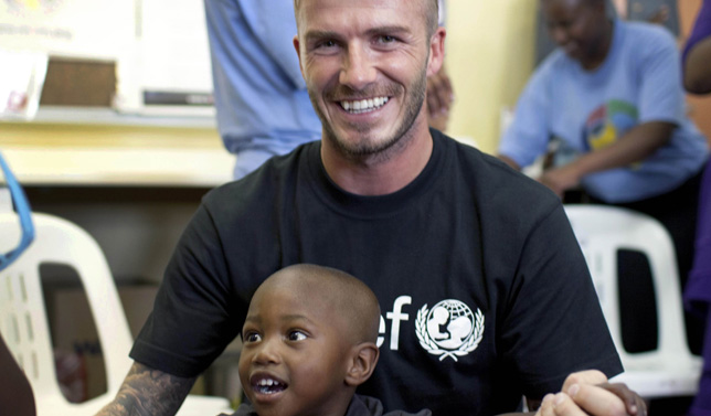 Beckham muestra su lado solidario con los niños sudafricanos 