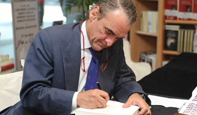 Mario Conde firma su libro en Madrid 