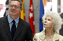 De ZP a Fraga: la duquesa carga contra los políticos