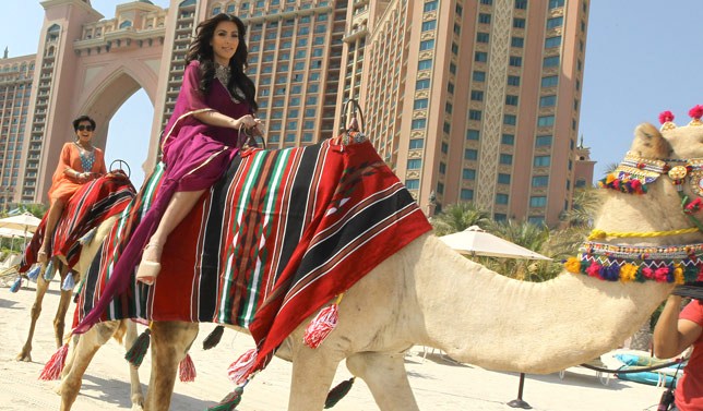 Kim Kardashian conquista Dubai a lomos de su camello