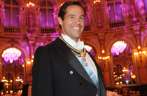 Luis Alfonso de Borbón suple a la Familia Real