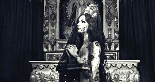 El desnudo de Paz Vega junto a la Virgen enciende a los 'fieles'