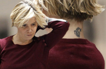 Eugenia se tatua el nombre de su hija en el cuello