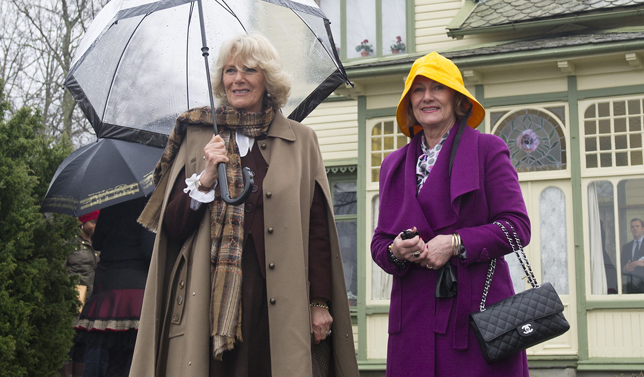 Camilla se lleva la lluvia de Londres a Noruega