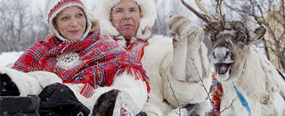 Visitan Laponia subidos en un trineo 