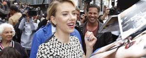 La actriz Scarlett Johansson destapa su estrella en el Paseo de la Fama