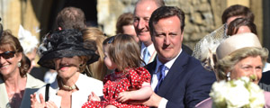 David Cameron se deja a su hija en un pub