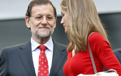 Rajoy pierde su mirada <br>en el escote de Letizia