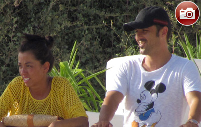 Villa se relaja en Ibiza en compañía de su mujer