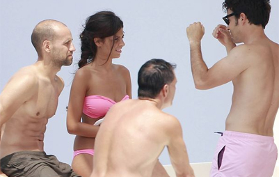 Gonzalo Miró se relaja en las playas de Ibiza junto a <br>su novia y entre amigos