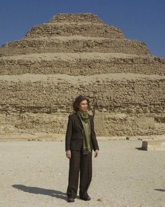 Como si fueran Carla Bruni y Nicolas Sarkozy, los Reyes de Espaa han visitado Egipto. Aunque se trataba de un viaje oficial, han tenido tiempo para visitar algunas joyas arqueolgicas como recorrieron la zona en rehabilitacin de Darb Al Ahmar o las pirmides de Sakara. 