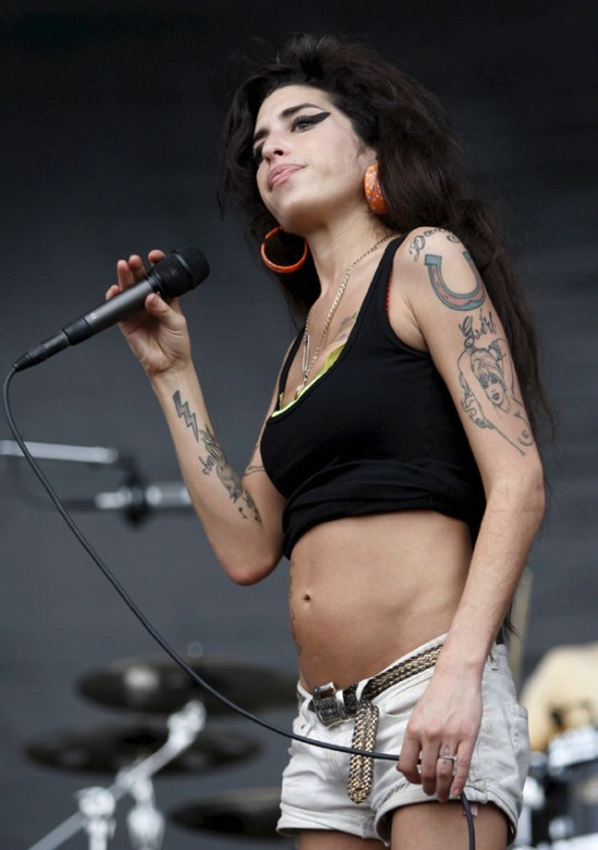 Amy Winehouse no podr actuar en la ceremonia de los Premios Grammy, ni tampoco recoger los premios a los que est nominada. Y es que su solicitud de visado para entrar en EEUU ha sido rechazada por la embajada estadounidense en Londres. Quizs sus problemas con las drogas y sus detenciones hayan tenido ms peso que sus meldicos acordes vocales.