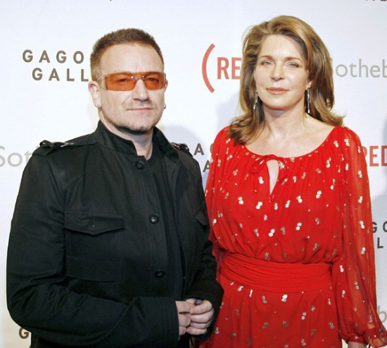 El cantante irlands Bono (i) y la reina Noor de Jordania asisten a la subasta roja de la casa Sotheby's en Nueva York (EEUU). En este evento se espera reunir veinte millones de dlares para los enfermos de VIH-SIDA en frica. 