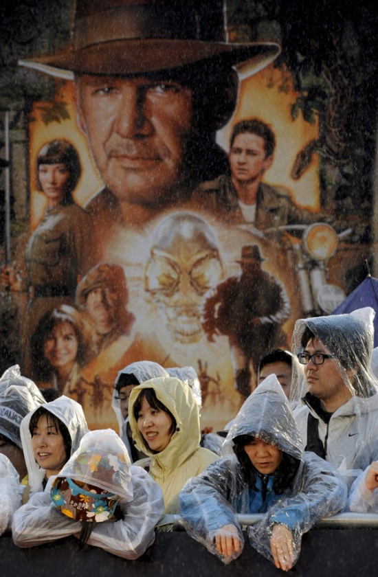 Indiana Jones se ha convertido casi en un hroe para los japoneses. Muchos de ellos esperaron bajo la lluvia para ver pasar a Harrison Ford por la alfombra roja antes de la presentacin de <em>Indiana Jones y el reino de la Calavera de Cristal</em> en Tokio. 