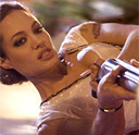 Angelina Jolie dispara de nuevo