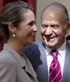 El Rey Juan Carlos arropa a su hija Elena