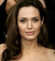 Los Hilton, contra Angelina Jolie