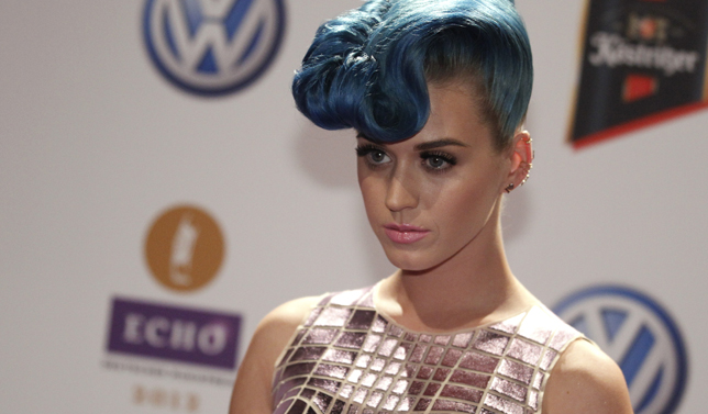 Katy Perry presume de tupé pitufo