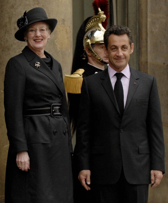 Nicolas Sarkozy vuelve a tener visita. En esta ocasin ha sido la reina Margarita II de Dinamarca la que ha viajado al Elseo en Pars para ver al presidente francs. Y es que el poltico no dud e agasajar a su invitada con todo tipo de saludos y en posar con ella, pese a que la soberana le saca ms de una cabeza. 