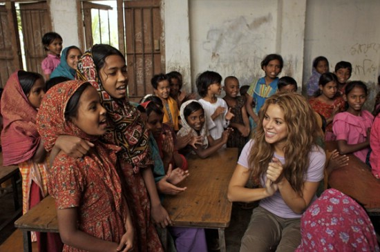 Shakira se solidariza con los ms necesitados. La cantante colombiana, una vez finalizada su gira mundial, se ha trasladado a Bangladesh para comprobar los efectos del cicln Sidr en el este del pas. La artista, muy emocionada, escuch los cnticos de las nias mientras afirmaba que estaba desolada por la situacin de estas nias.