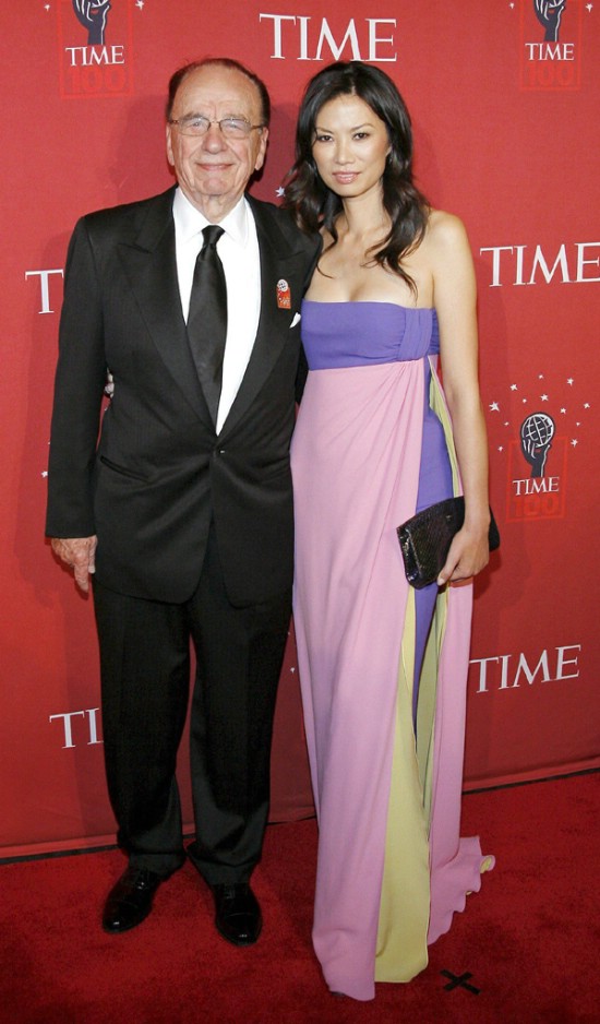 El directivo de News Corp. EEUU, Rupert Murdoch (I) y su esposa, Wendi Deng, posan a su llegada a la gala de la revista <em>Time </em> por su publicacin de las 100 Personas ms Influyentes del Mundo, que se lleva a cabo en Nueva York (EEUU). Ellos, con su enorme patrimonio, estn en este prestigioso listado.