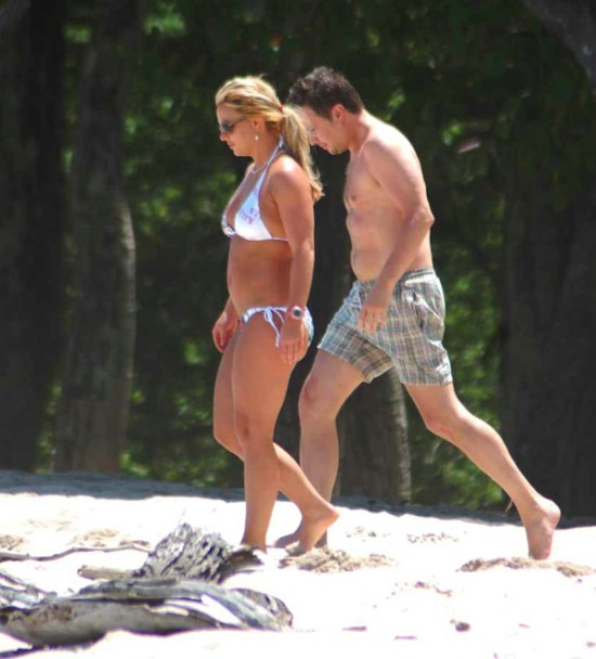 La cantante estadounidense Britney Spears es vista por la playa Barrigona, en los Esterones de Guanacaste (Costa Rica) donde pasa unas vacaciones hospedada en la propiedad del cineasta Mel Gibson. All la artista descans y luci tipo por las playas locales. 
