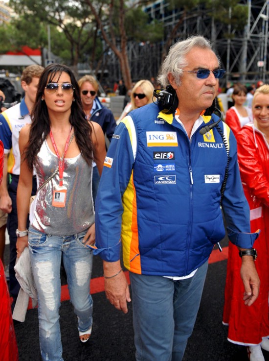 El italiano Flavio Briatore, jefe del equipo Renault de Frmula Uno, junto a su novia Elisabetta Gregoraci, antes de comenzar la carrera del Gran Premio de Frmula Uno de Mnaco disputado en Montecarlo (Mnaco). La presentadora italiana acompa a su futuro marido en esta glamurosa cita.