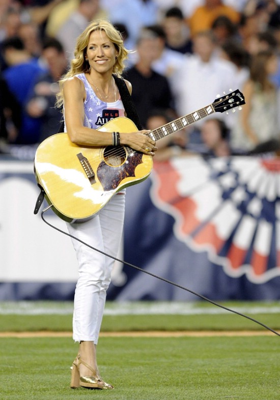 La cantante estadounidense Sheryl Crow se presenta en la ceremonia inaugural del 79 Juego de las Estrellas de la MLB que se lleva a cabo en el estadio de los Yankees de Nueva York (EEUU). 
