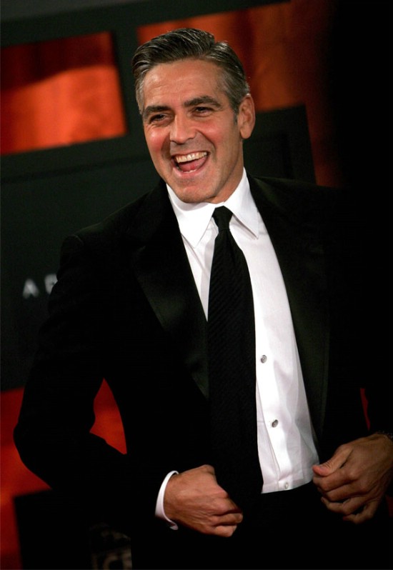George Clooney, que en asuntos de cine es un zorro viejo, ha visto negocio en la historia del chfer de Osama Bin Laden y no ha tardado en hacerse con los derechos de libro que se est escribiendo actualmente para lanzar la novela a la gran pantalla. Aunque no se conoce la cifra exacta, s se sabe que tiene al menos siete ceros.
