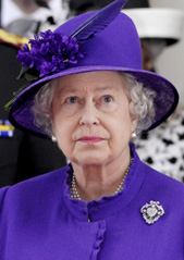 Isabel II, en guerra contra la minifalda